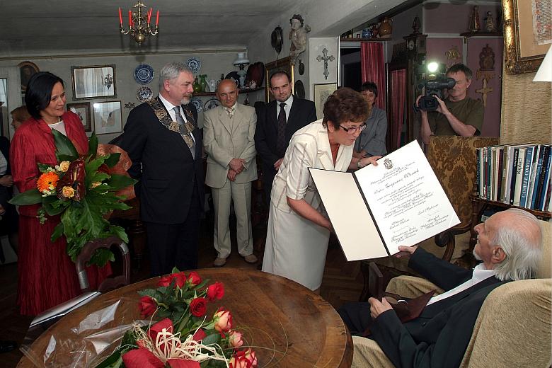 ...wraz z Przewodniczącą Rady Miasta Małgorzatą Radwan-Balladą, którzy wręczyli Laureatowi Brązowy Medal Cracoviae Merenti oraz 