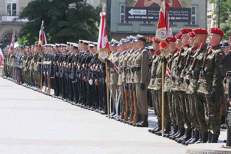 ... który mówił o profesjonalizacji polskiej armii i uzasadniał decyzję polskiego rządu o przyśpieszeniu powołania w pełni zawod