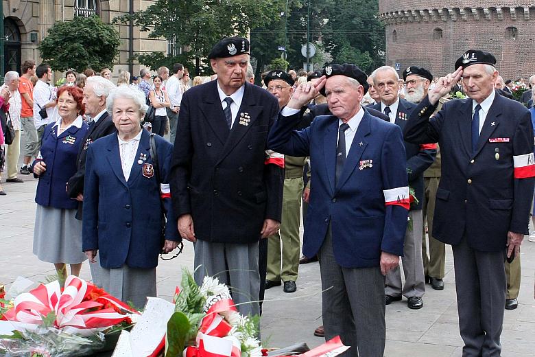 ...delegacje środowisk kombatanckich...