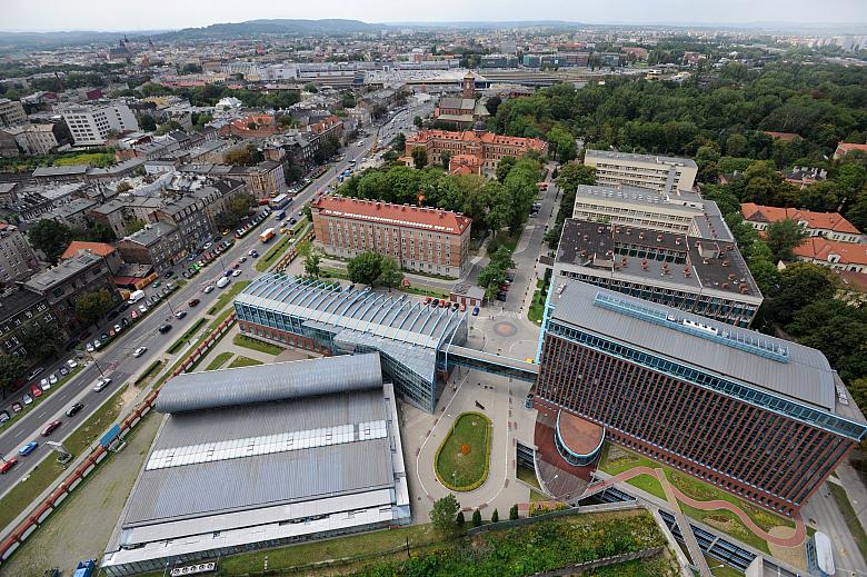 Przykładem harmonijnego łączenia starej i nowej zabudowy jest kompleks obiektów należących do Uniwersytetu Ekonomicznego.