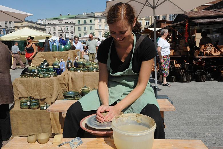 Garncarstwo, profesja tradycyjnie uważana za męską, może być także wykonywana przez panie. 
Można się było o tym przekonać podz