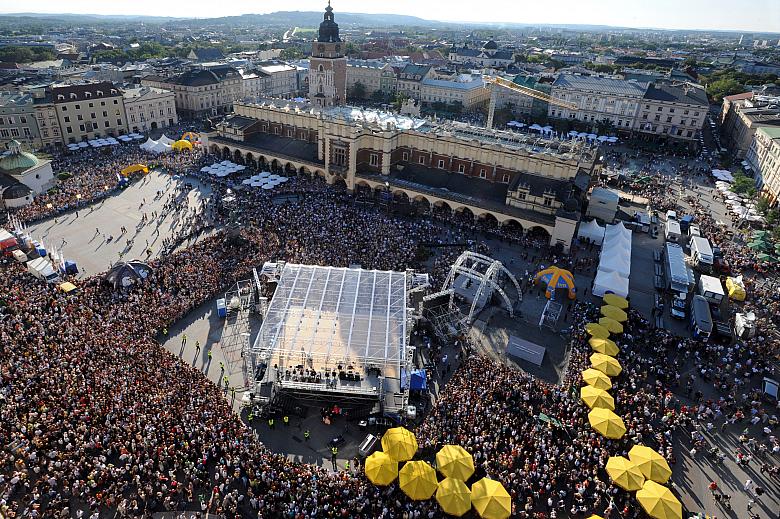 Na Rynku Głównym w Krakowie podjęto próbę pobicia rekordu Guinnessa w ilości jednocześnie tańczących par. 