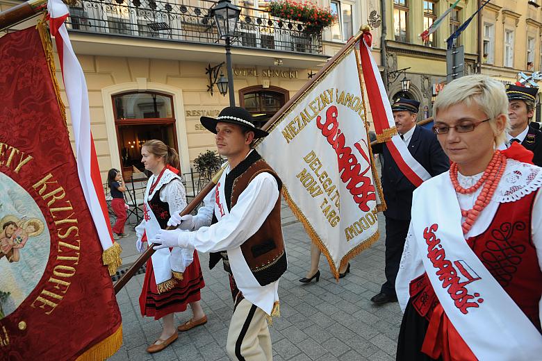 W pochodzie szły poczty sztandarowe ...