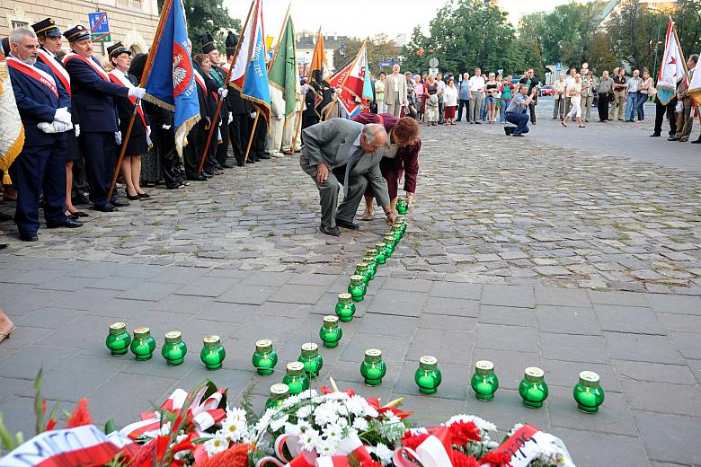 Na zakończenie uroczystości ułożono na krakowskim bruku ...