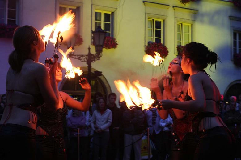 Gdy zapadł zmrok na Mały Rynek wkroczył Teatr Ognia Los Fuegos. 