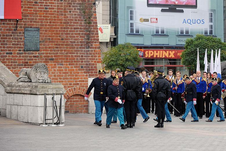 13 c.k. pułk piechoty, czyli "krakowskie dzieci" dziarsko odmaszerował spod Wieży Ratuszowej.
Jego miejsce zajęli str