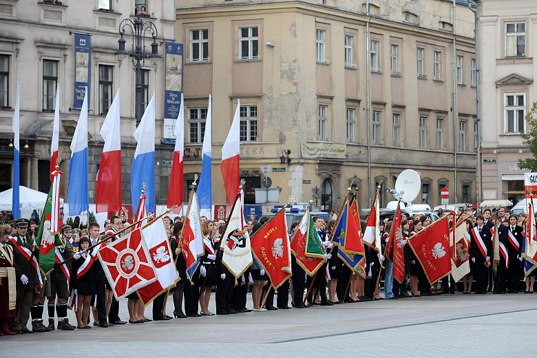 Prezydent pozdrowił sztandary.