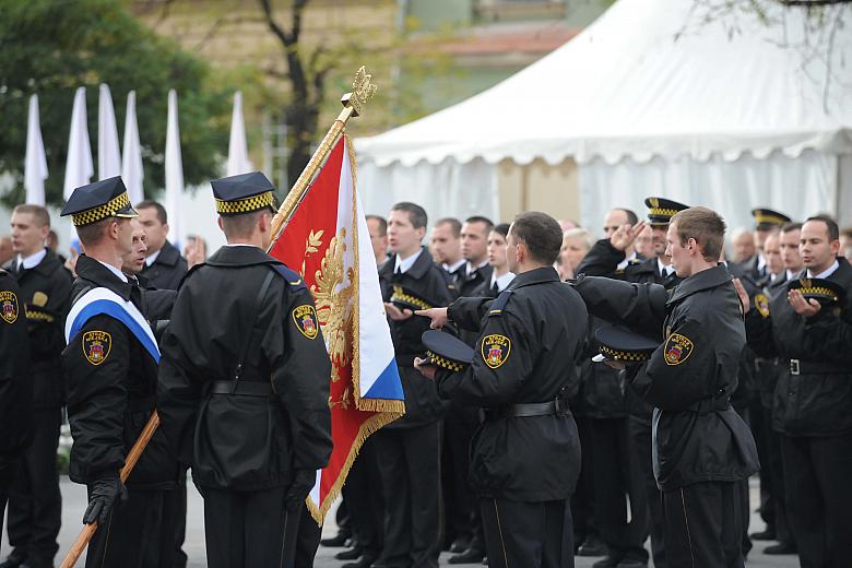 Następnie zgodnie z tradycją ślubowanie złożyli...