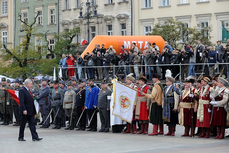 Prezydent Miasta Krakowa Jacek Majchrowski przeszedł przed frontem historycznych oddziałów oraz pocztów sztandarowych.