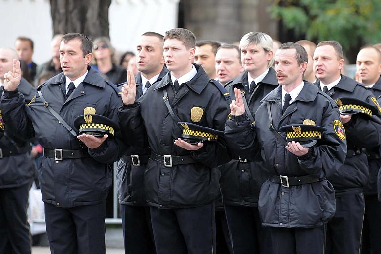 ...rozpoczynający służbę strażnicy miejscy.