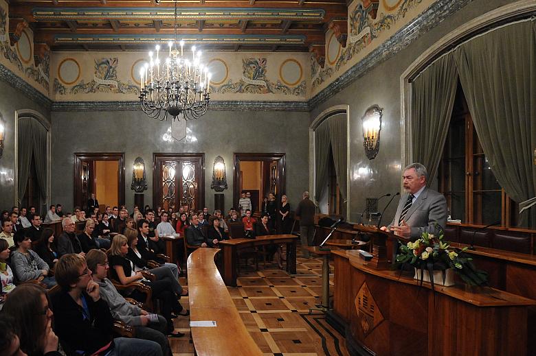 W sali Obrad Rady Miasta Krakowa odbyło się spotkanie profesora Normana Daviesa z krakowską młodzieżą. Uroczystość zainaugurował