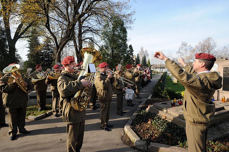 Orkiestra krakowskiego garnizonu odegrała hymn Zjednoczonego Królestwa oraz Mazurka Dąbrowskiego.