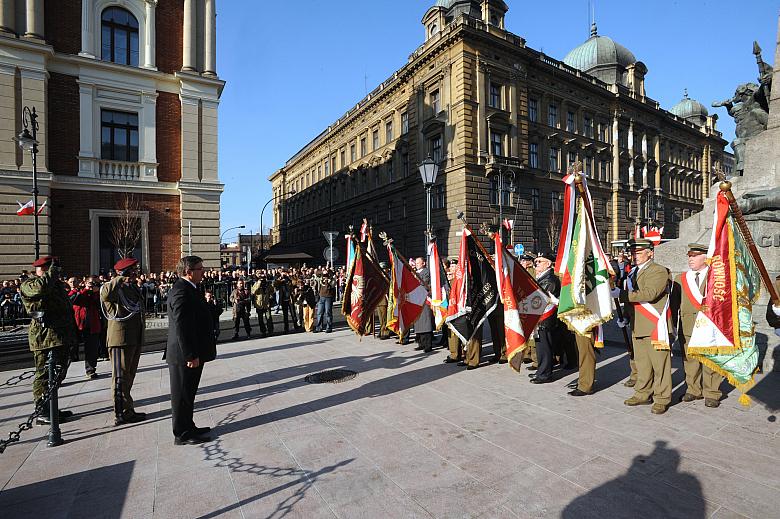 Bronisław Komorowski, Marszałek Sejmu RP oddał hołd sztandarom.