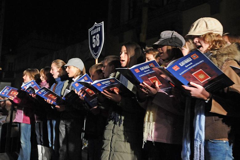 Na estradzie pojawiła się śpiewająca młodzież ze Szkoły Podstawowej nr 58 im. Tadeusza Kościuszki.