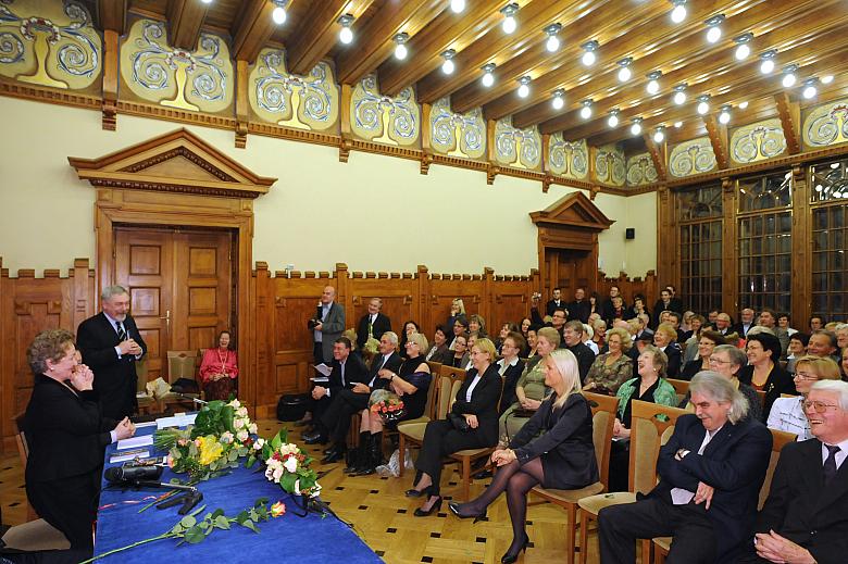 "Z profesor Romańską łączy mnie taki oto fakt, że oboje przywędrowaliśmy do Krakowa z Sosnowca. Ale ja, na szczęście dla kr