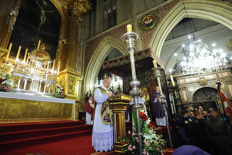 Gdy przebrzmiał dźwięk Dzwonu Zygmunta głos zabrał Kardynał Stanisław Dziwisz.