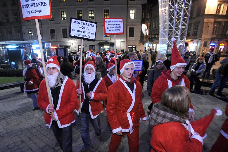 Na początku zjawili się liczni młodzi Mikołaje. 
Niesione przez nich hasła wskazywały, iż jest to młodzież z krakowskiego Zespo