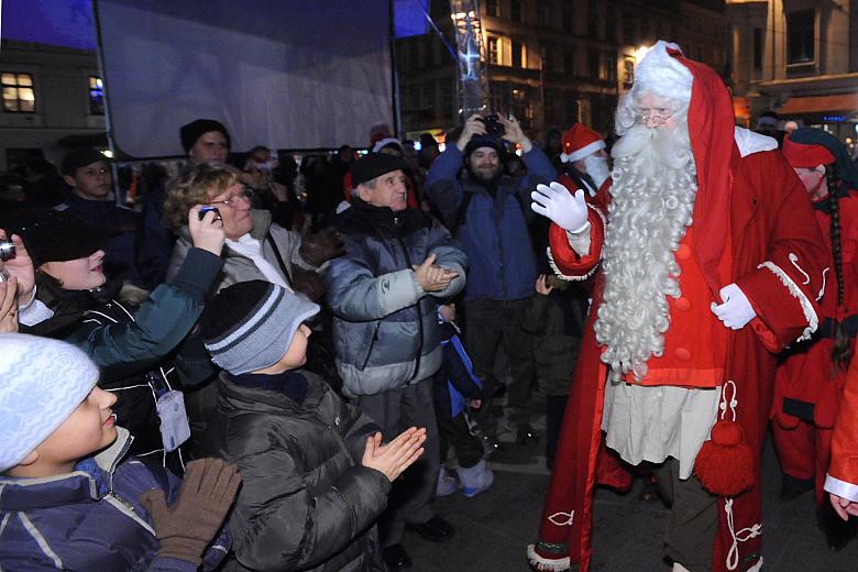 Licznie zgromadzeni krakowianie wyrażali swój entuzjazm.