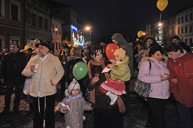 Uczestników uroczystości częstowano pączkami które, podobnie jak chrust i placki ziemniaczane, są tradycyjnym, chanukowym daniem