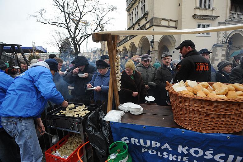 Pierwsi uczestnicy wigilii zjawili się na Rynku już około 9 godziny, choć poczęstunek zaczęto wydawać o godzinie 11. 