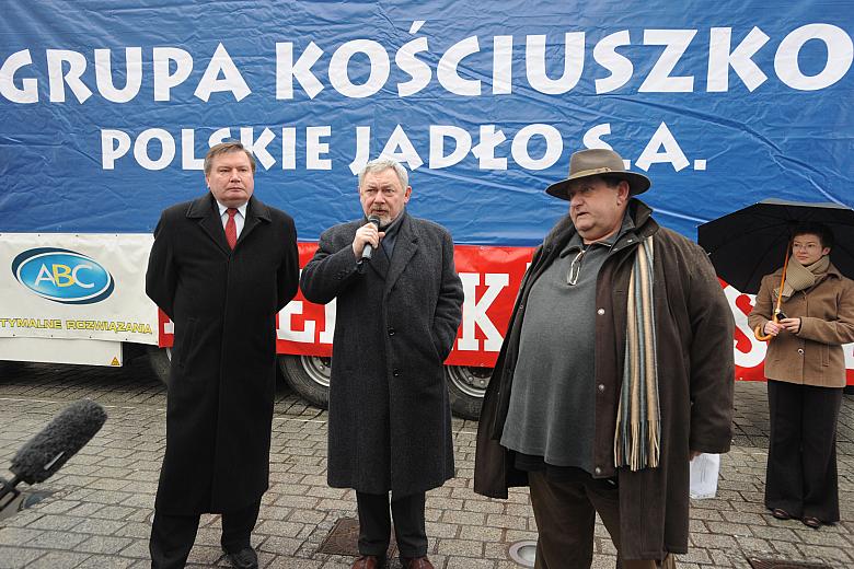 Gości powitał Jan Kościuszko (pierwszy od prawej), pomysłodawca akcji.
Życzenia przybyłym na Rynek krakowianom złożyli Jerzy Mi