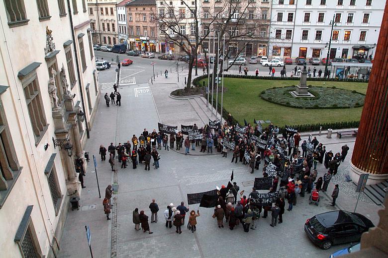 Mieszkańcy krakowskich osiedli: Przewozu, Rybitw i Złocienia protestowali przed magistratem.