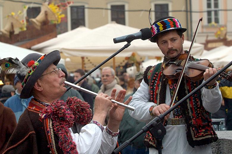 Grała huculska kapela "Czeremosz", kierowana przez Romana Kumłyka.