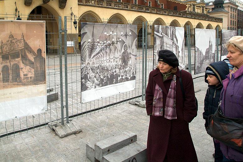 Zmieniły się nie tylko bruki, zmieniły się także zwyczaje. Dzisiejsze mieszkanki Krakowa z niedowiedzeniem patrzą na rycinę prze