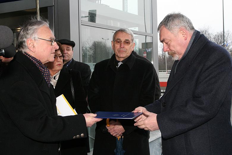 Uroczystość zaczęła się na górnym poziomie Ronda Mogilskiego, gdzie Janusz Jakubowski, Prezes Agencji Rozwoju Miasta przekazał P