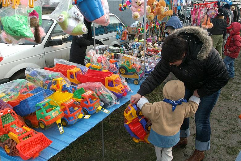 Stragany z plastikowymi zabawkami, wabiły zwłaszcza najmłodszych uczestników.