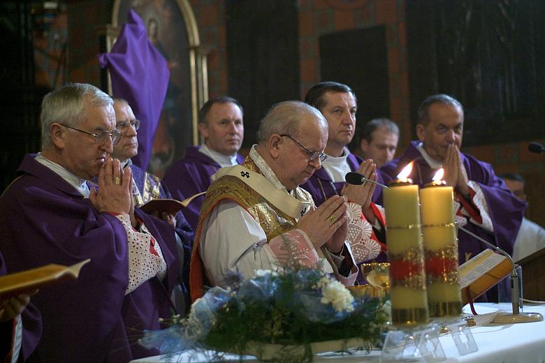 Podczas nabożeństwa zostały złożone dary ołtarza...