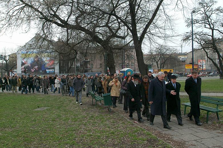 Następnie ruszył marsz w kierunku dawnego KZ Plaszow, w którym okupant w marcu 1943 roku zgromadził tych mieszkańców getta, któr