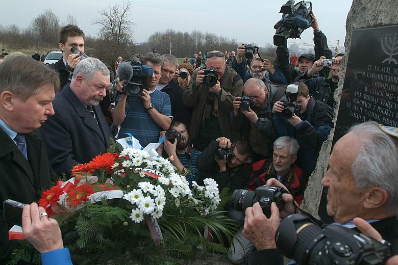 ...aby dotrzeć do pomnika upamiętniającego żydowskie ofiary KZ Plaszow.