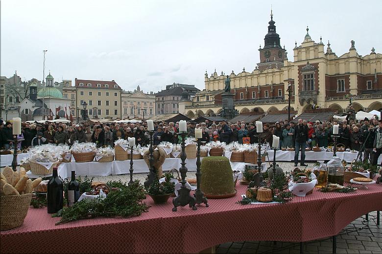 ...licznie przybyli na Rynek Główny.