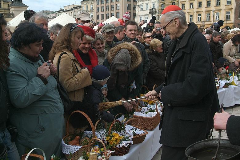 Święcił koszyczki również ksiądz kardynał Franciszek Macharski.