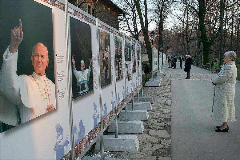 ...i niewątpliwie cel ten osiągnęli. Na krakowskich Plantach można podziwiać ciekawą i skłaniającą do refleksji wystawę.