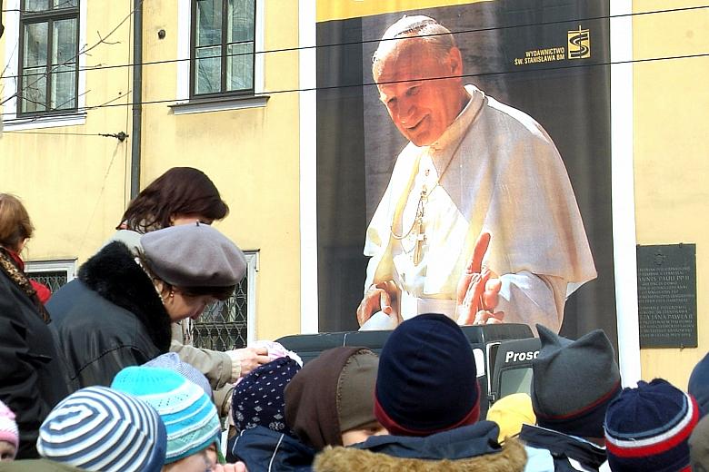 Na ścianie Pałacu zawisł portret Papieża Polaka.