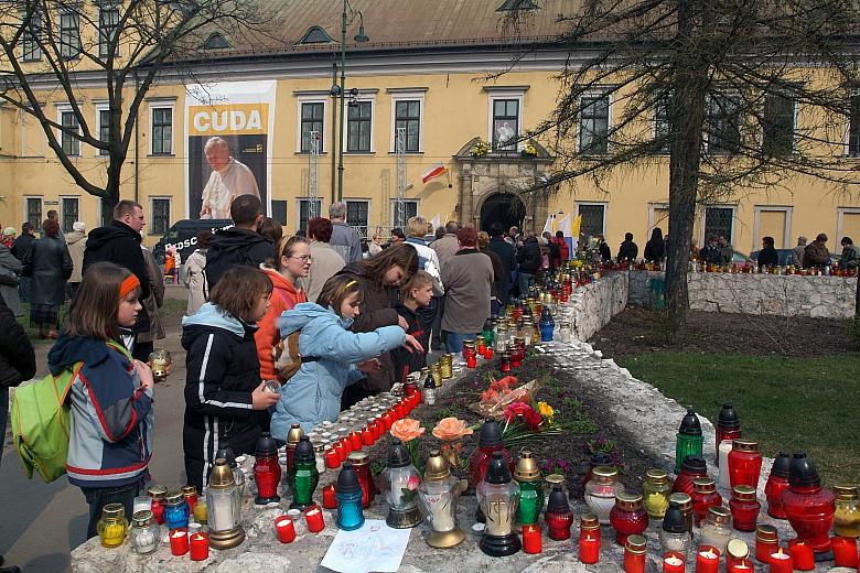 W trzecią rocznicę śmierci Jana Pawła II ożyły wspomnienia z pamiętnych dni kwietniowych roku 2005. 
Krakowianie znów zapalają 