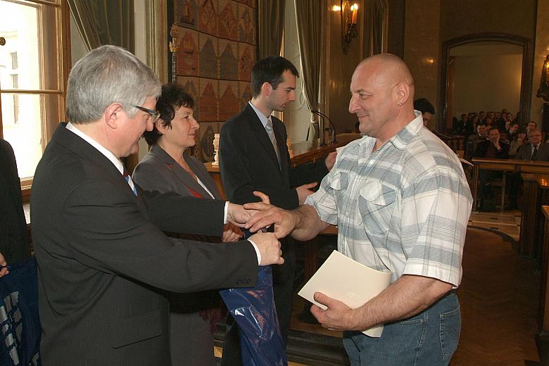 Z rąk wiceprzewodniczącego Rady Miasta Krakowa Stanisława Rachwała, nagrodę odebrał Krzysztof Piwowar, trener sekcji siłowej TKK