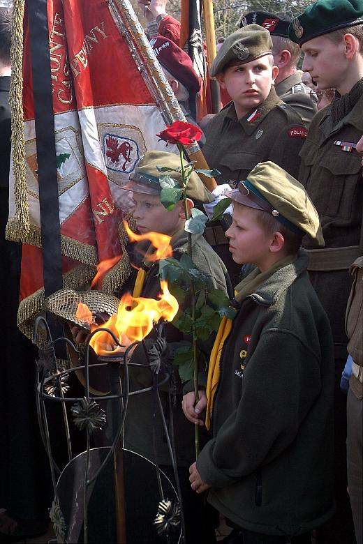 ... a stojący obok płonącego znicza młodzi harcerze zastanawiali się nad dziwnymi losami druha harcmistrza, który odszedł na wie