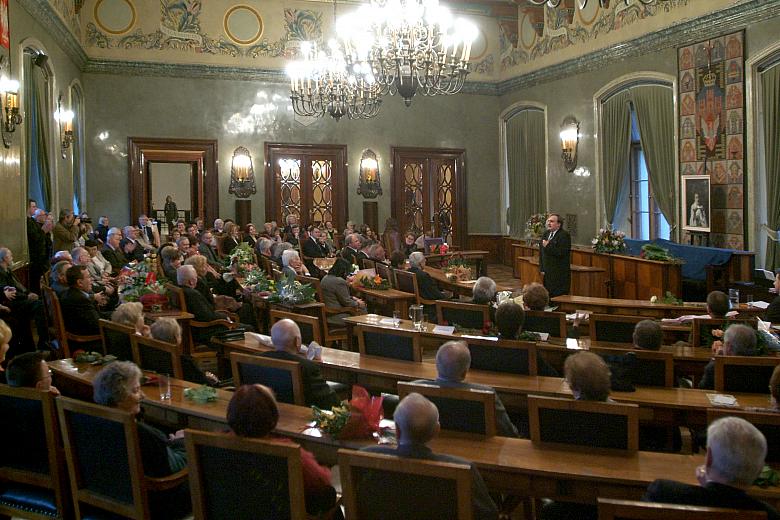 Do sali Obrad przybyło wielu przyjaciół i wielbicieli talentu Jadwigi Romańskiej, m.in. delegacja z Sosnowca - rodzinnego miasta