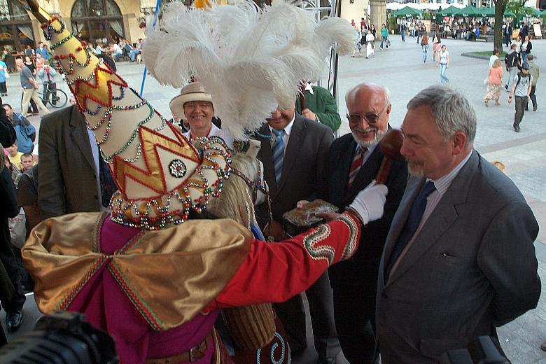 Jeszcze tylko Tatarzyn uderza "na szczęście" Prezydenta Jacka Majchrowskiego...