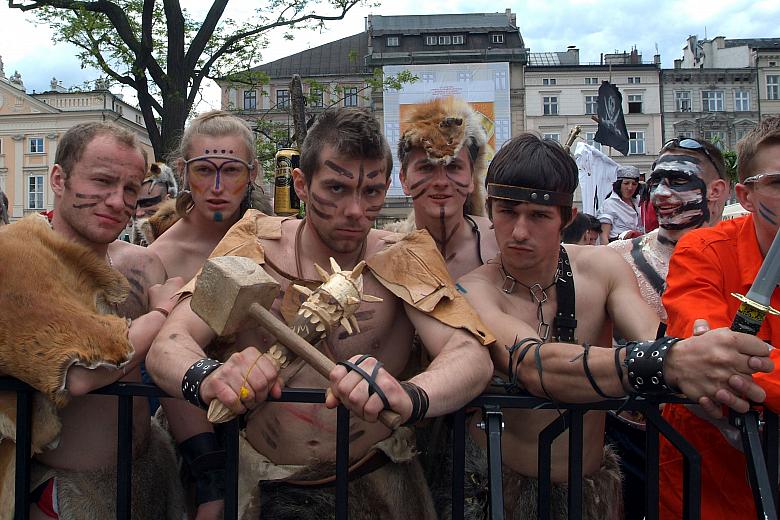 Na krakowskim Rynku pojawili się groźni barbarzyńcy...