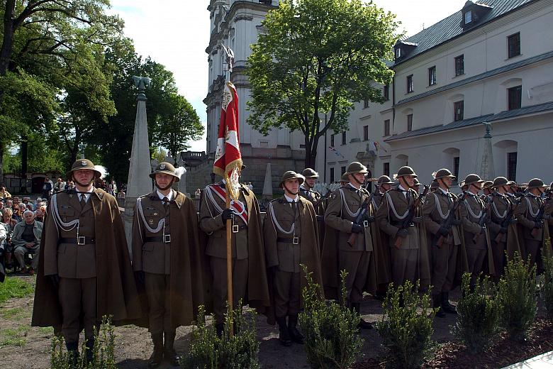 Na uroczystość przybyli tłumnie krakowianie. 
Zjawiła się także kompania strzelców podhalańskich z pocztem sztandarowym.