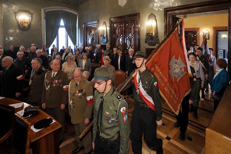 Na uroczystość przybyła także młodzież harcerska.