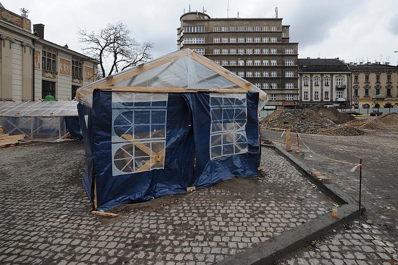 Plac, który powstał dopiero na początku wieku XIX, gdy wyburzono średniowieczną zabudowę, odkrywa swoje tajemnice.