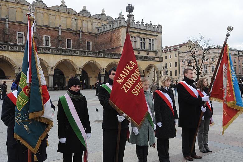 Obok płyty ustawiły się poczty sztandarowe. Był sztandar Związku Żołnierzy BCH oraz dwa sztandary z Politechniki Krakowskiej im.