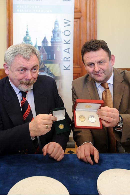 Nowe monety zaprezentowali Tadeusz Steckiewicz, Prezes Mennicy Polskiej oraz Jacek Majchrowski, Prezydent Miasta Krakowa. Podcza