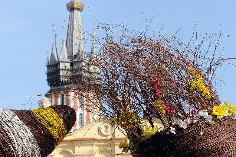 Ciekawe, "targowe"  dekoracje odwołują się do tradycyjnych wielkanocnych rekwizytów.