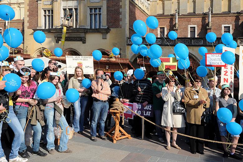 Otwarcie tegorocznych Targów Wielkanocnych rozpoczęło się od akcentu jubileuszowego.
Był to jubileusz 50-lecia krakowskiego Zes